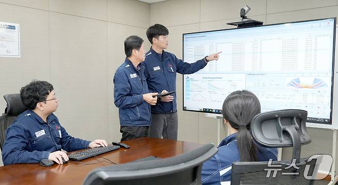 SK오션플랜트가 통합 용접 품질 관리 시스템 'WQMS'와 비파괴 검사 관리 최적화 솔루션 'NQMS'를 시연하고 있다.(SK오션플랜트 제공. 재판매 및 DB금지.)