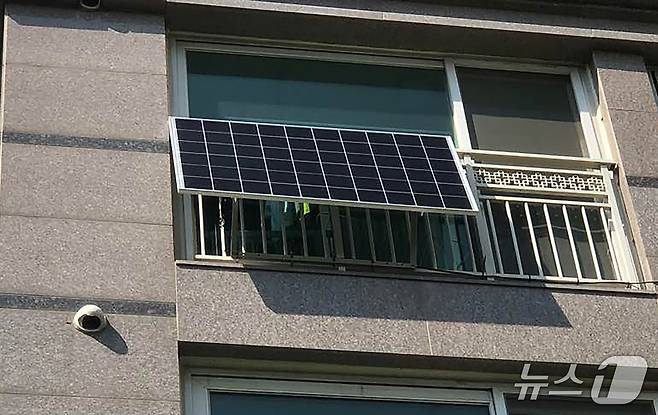 경기 성남시가 공동·단독주택 총 50가구에 '미니태양광 발전설비' 설치비 80%를 지원한다.(성남시 제공. 재판매 및 DB금지)/뉴스1