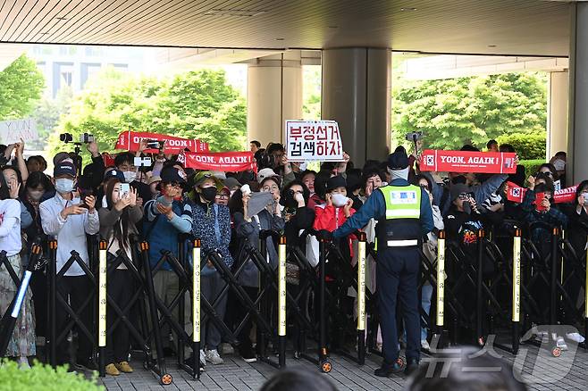 윤석열 전 대통령이 12일 오전 서울 서초구 중앙지방법원에서 열린 내란 우두머리 혐의, 직권남용 권리행사방해 혐의 사건 3차 공판에 출석한 가운데 지지자들이 윤석열을 연호하고 있다. 2025.5.12/뉴스1 ⓒ News1 사진공동취재단