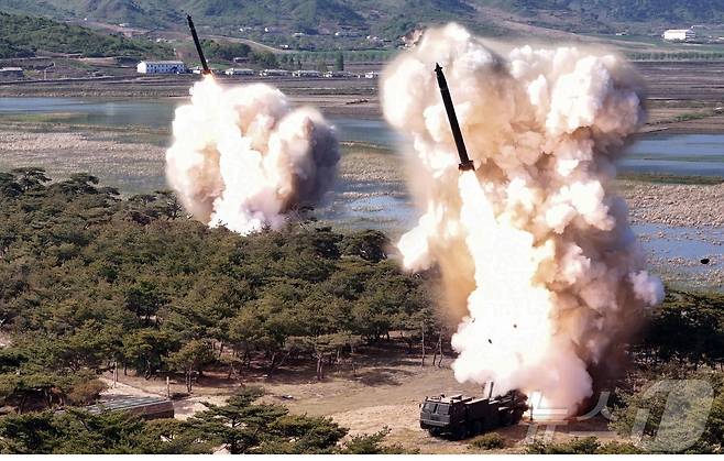 (평양 노동신문=뉴스1) = 북한의 탄도미사일 발사 도발 장면. [국내에서만 사용가능. 재배포 금지. DB 금지. For Use Only in the Republic of Korea. Redistribution Prohibited] rodongphoto@news1.kr