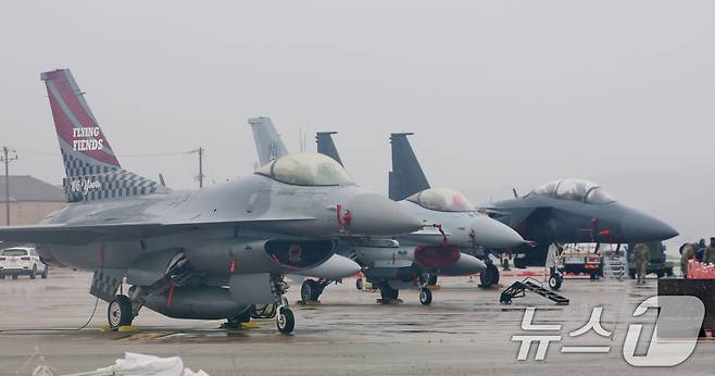 지난 9일경기 평택시 주한미군 오산공군기지에서 열린 '오산 에어파워데이 2025 미디어데이'에서 공개 된 미 공군 F-16과 대한민국 공군 F-16, F-15K 모습.  2025.5.9/뉴스1 ⓒ News1 김영운 기자