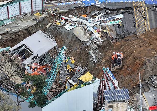 14일 경기 광명시 일직동 신안산선 복선전철 5-2공구 붕괴 현장에서 소방관 등 관계자들이 실종자 수색 작업을 이어가고 있다. 2025.4.14/뉴스1 ⓒ News1 김도우 기자