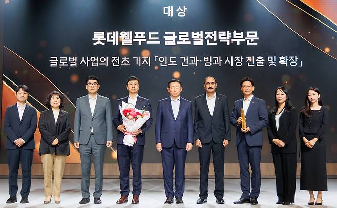 롯데어워즈 대상을 시상한 신동빈 롯데 회장(사진 왼쪽에서 다섯 번째)과 수상자인 이창엽 롯데월푸드 대표(사진 왼쪽에서 네 번째). (롯데 제공).