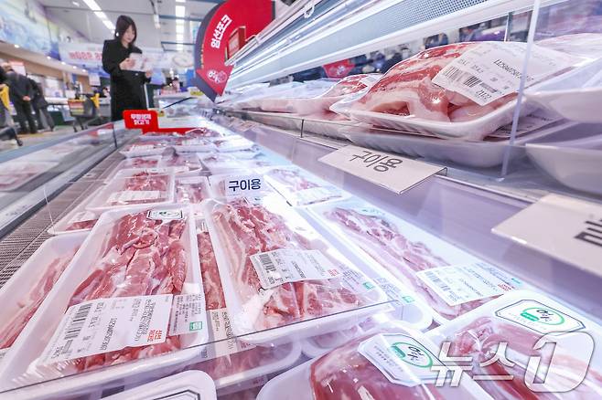 연일 지속되는 물가 상승으로 밥상에 주로 오르는 돼지고기 가격도 오름폭을 키우고 있다. 한국농수산식품유통공사 농산물유통정보에 따르면 지난 10일 기준 국내산 삼겹살 소매 가격은 100g 당 2506원으로, 전년 대비 6.5% 오른 것으로 나타났다. 13일 서울의 한 대형마트에서 시민들이 삼겹살을 고르고 있다. 2025.4.13/뉴스1 ⓒ News1 민경석 기자