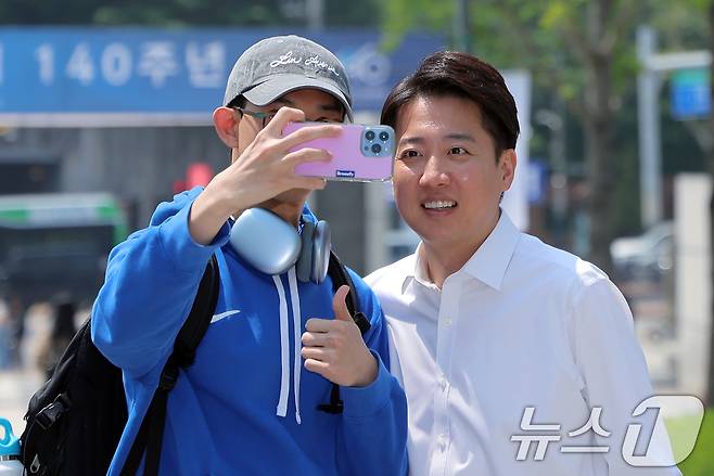 이준석 개혁신당 대통령 후보가 공식 선거운동이 시작된 12일 서울 서대문구 연세로 연세대학교를 찾아 학생과 셀카를 찍고 있다. 2025.5.12/뉴스1 ⓒ News1 박정호 기자