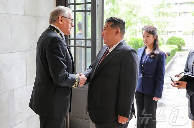 (평양 노동신문=뉴스1) = 북한 김정은 노동당 총비서가 지난 9일 러시아의 조국전쟁승리(전승절) 80주년을 기념해 평양 주재 러시아대사관을 방문했다. [국내에서만 사용가능. 재배포 금지. DB 금지. For Use Only in the Republic of Korea. Redistribution Prohibited] rodongphoto@news1.kr