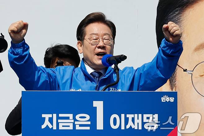 이재명 더불어민주당 대통령 후보가 공식 선거운동 첫날인 12일 오전 서울 중구 청계광장에서 열린 출정식에서 연설을 하고 있다. 2025.5.12/뉴스1 ⓒ News1 안은나 기자