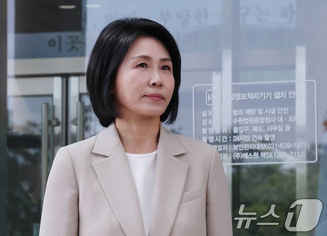 '공직선거법 위반' 혐의로 1심에서 벌금형을 선고받은 이재명 더불어민주당 대통령 후보의 부인 김혜경 여사가 12일 오후 경기 수원시 영통구 수원고등법원에서 열린 항소심 선고 공판을 마치고 나오고 있다. 2025.5.12/뉴스1 ⓒ News1 김영운 기자