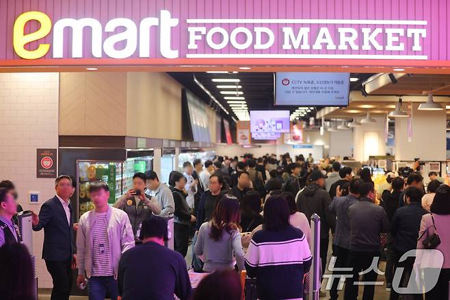 사진은 이마트 푸드마켓 고덕점 입장하는 고객들 모습. (이마트 제공. 재판매 및 DB 금지) 2025.4.17/뉴스1