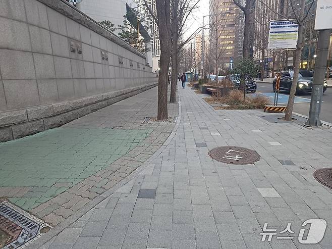 불법 포장마차 정비 후 쾌적해진 보도 모습.(영등포구 제공)