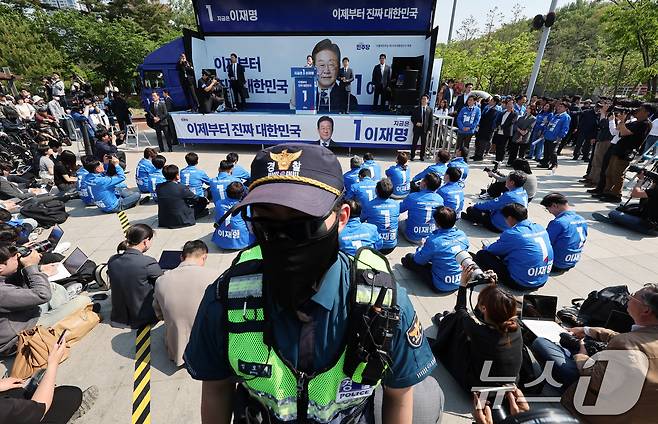 이재명 더불어민주당 대통령 후보가 제21대 대통령 선거 공식 선거운동 첫날인 12일 오후 경기 화성시 동탄 센트럴파크 음악분수중앙광장에서 집중유세를 벌이는 가운데 경찰이 경계근무를 서고 있다. (공동취재) 2025.5.12/뉴스1 ⓒ News1 안은나 기자