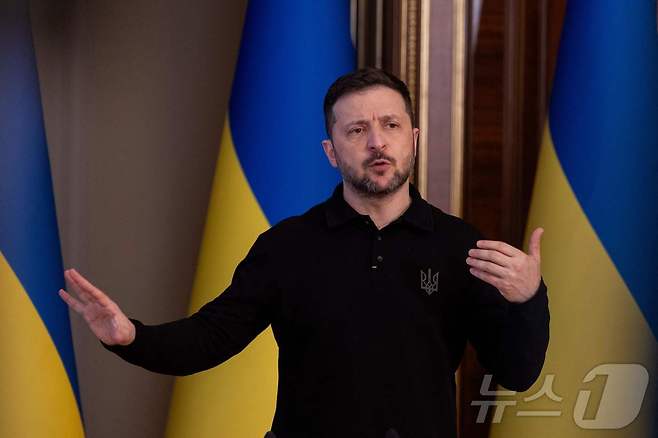 볼로디미르 젤렌스키 우크라이나 대통령이 17일(현지시간) 키이우에서 열린 기자회견서 “중국이 러시아에 무기를 공급하고 있다는 증거를 입수했다“고 밝히고 있다. 2025.04.18 ⓒ AFP=뉴스1 ⓒ News1 우동명 기자