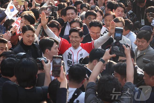 김문수 국민의힘 대통령 후보가 제21대 대통령 선거 공식 선거운동 첫 날인 12일 대구 중구 서문시장에서 지지를 호소하고 있다. (공동취재) 2025.5.12/뉴스1 ⓒ News1 김민지 기자