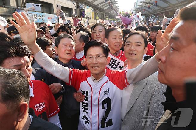 김문수 국민의힘 대통령 후보가 공식 선거운동 첫날인 12일 대구 서문시장을 방문해 상인들에게 인사하고 있다. (공동취재) 2025.5.12/뉴스1 ⓒ News1 김민지 기자