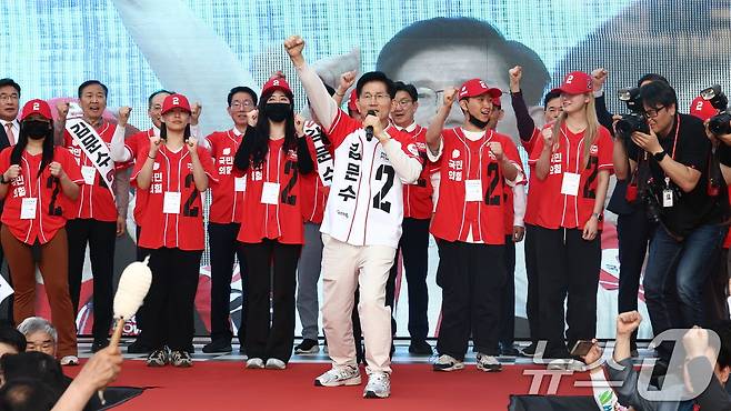 김문수 국민의힘 대통령 후보가 제21대 대통령 선거 공식 선거운동 첫 날인 12일 대구 중구 서문시장에서 지지를 호소하고 있다. ⓒ News1 김민지 기자