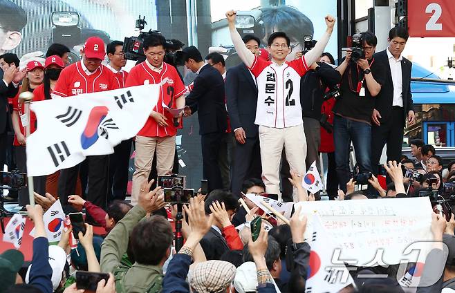 김문수 국민의힘 대통령 후보가 제21대 대통령 선거 공식 선거운동 첫날인 12일 대구 중구 서문시장에서 유세를 마치고 지지자들과 인사하고 있다. 2025.5.12/뉴스1 ⓒ News1 김민지 기자