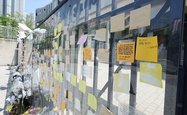 창원NC파크에 고인을 추모하는 메모와 조화 등이 놓여 있다. 사진 | 창원=연합뉴스