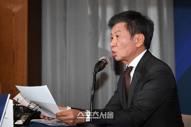 대한축구협회 정몽규 회장이 19일 서울 종로구 포니정재단빌딩에서 제 55대 대한축구협회장 선거 출마 기자회견을 하고 있다. 2024. 12. 19.  박진업 기자 upandup@sportsseoul.com