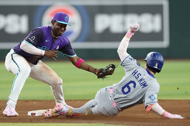 김혜성이 12일(한국시간) 미국 애리조나주 피닉스 체이스 필드에서 열린 2025 메이저리그(ML) 애리조나전 6회초 안타 후 2루에 들어가고 있다. 사진 | AFP 연합뉴스