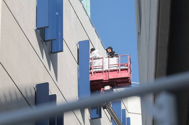 창원NC파크 구조물 추락으로 관중이 숨진 사고와 관련 경찰과 국립과학수사연구원 등이 고소작업차를 타고 현장 합동 감식을 진행하고 있다. 사진 | 창원=연합뉴스