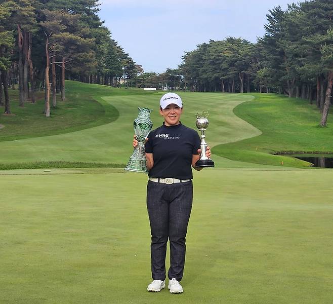 신지애가 JLPGA투어 메이저대회 월드 레이디스 챔피언십 살롱파스컵 우승 트로피를 들고 있다. 사진 | 두산건설