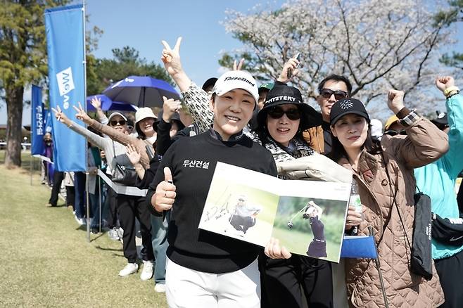 신지애가 올해 KLPGA투어 국내 개막전 ‘두산건설 We’ve 챔피언십’에서 팬들과 만나고 있다. 사진 | 두산건설