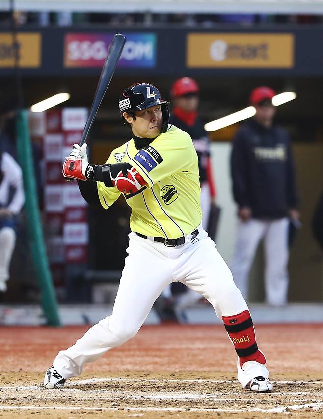 SSG 최정이 10일 인천SSG랜더스필드에서 열린 2025 KBO리그 KIA전에서 홈런을 터뜨리고 있다. 사진 | SSG 랜더스