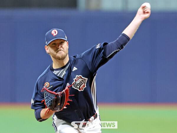 16일 오후 서울 구로구 고척스카이돔에서 열린 2025 프로야구 키움 히어로즈와 두산 베어스의 시범경기, 1회말 두산 선발 어빈이 공을 던지고 있다. 사진┃뉴시스