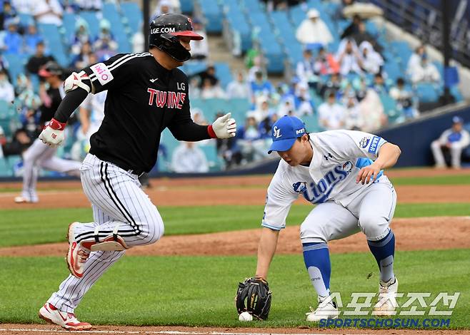 삼성 배찬승은 강력한 구위로 직전 타석 홈런을 친 4번 타자 문보경을 내야 땅볼 유도에는 성공했지만 수비가 아쉬웠다.