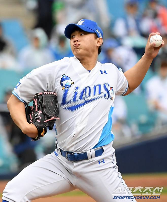 베테랑 강민호 리드만 믿고 4번 타자 문보경 상대 직구만 던진 배찬승의 배짱.