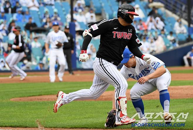 2사 2루 LG 문보경 먹힌 타구를 한 번에 처리하지 못한 삼성 배찬승.
