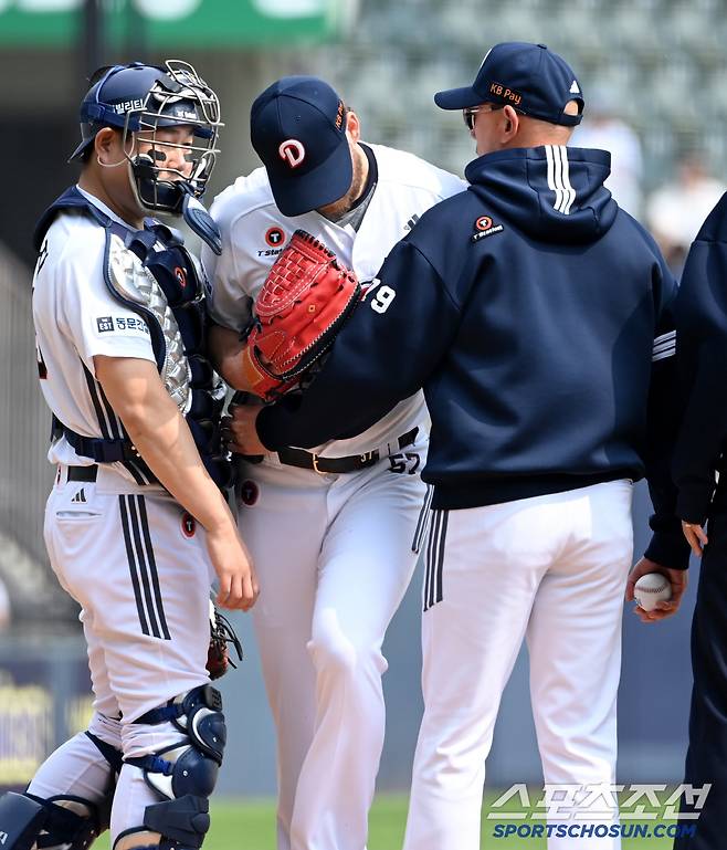 11일 잠실야구장에서 열린 NC와 두산의 더블헤더 1차전, 3회초 두산 콜어빈이 교체되며 마운드를 내려가고 있다. 잠실=허상욱 기자wook@sportschosun.com/2025.05.11/