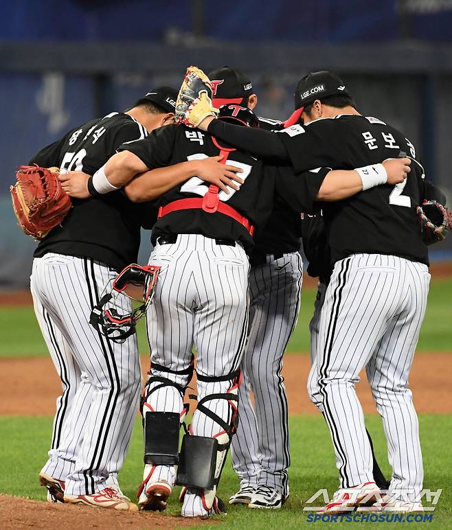 10일 대구 라이온즈파크에서 열린 삼성 라이온즈와 LG 트윈스의 경기. 승리한 LG 선수들이 기뻐하고 있다. 대구=박재만 기자 pjm@sportschosun.com/2025.05.10/