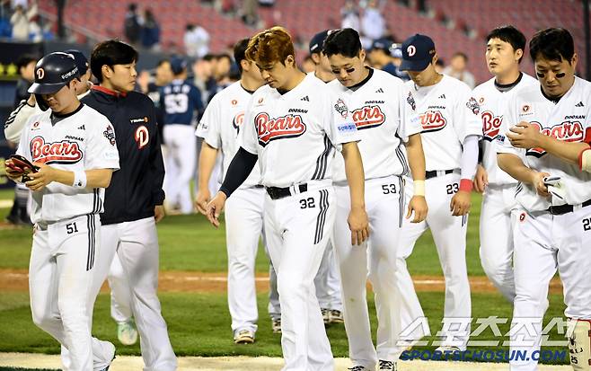 11일 잠실야구장에서 열린 NC와 두산의 더블헤더 2차전, NC가 5대2로 승리하며 7연승을 달렸다. 더블헤더 2패를 당한 두산 선수단이 아쉬움의 발걸음을 옮기고 있다. 잠실=허상욱 기자wook@sportschosun.com/2025.05.11/