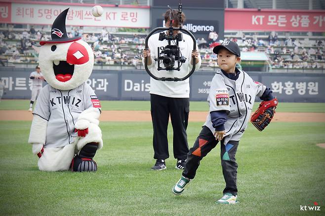 신본기의 아들 건후가 시구를 맡았다. 사진제공=KT 위즈