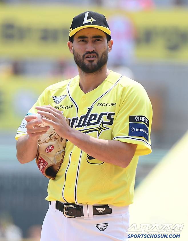 11일 인천 SSG랜더스필드에서 열린 KIA-SSG전. 선발투수 화이트가 투구를 준비하고 있다. 인천=정재근 기자 cjg@sportschosun.com/2025.5.11/