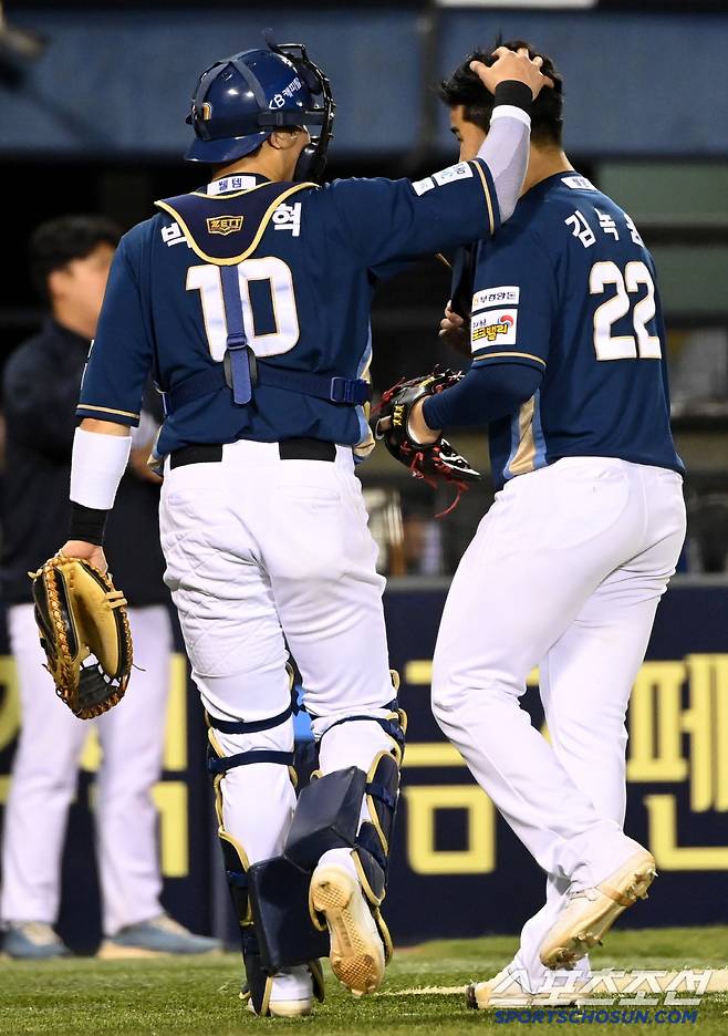 11일 잠실야구장에서 열린 NC와 두산의 더블헤더 2차전, 6회말 투구를 무실점으로 마친 NC 김녹원이 박세혁이 칭찬을 받고 있다. 잠실=허상욱 기자wook@sportschosun.com/2025.05.11/