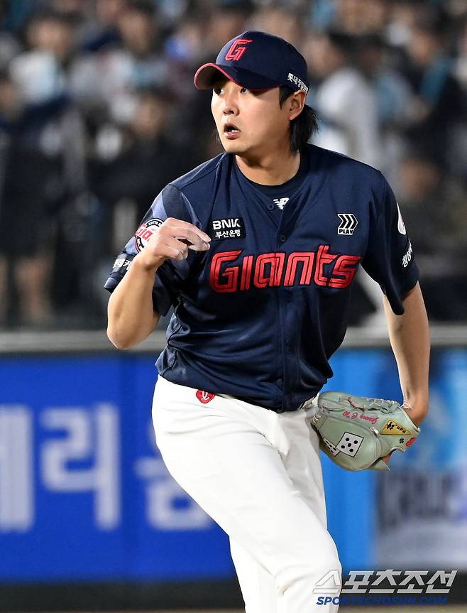 11일 부산 사직구장에서 열린 롯데와 NC의 경기, 8회말 롯데 정철원이 역투하고 있다. 부산=허상욱 기자wook@sportschosun.com/2025.04.11/