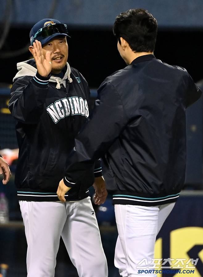 11일 잠실야구장에서 열린 NC와 두산의 더블헤더 2차전, NC가 5대2로 승리하며 7연승을 달렸다. 승리의 기쁨을 나누는 NC 선수들의 모습. 잠실=허상욱 기자wook@sportschosun.com/2025.05.11/