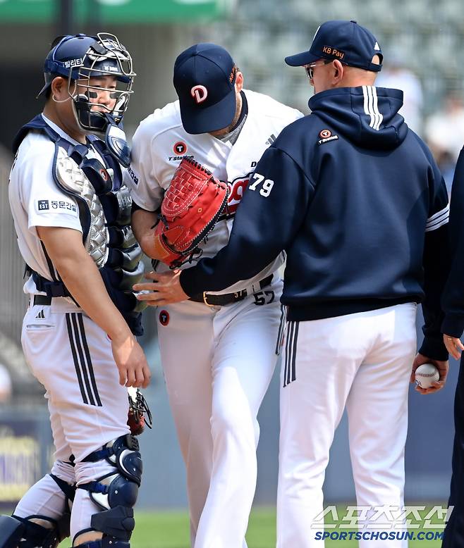 양의지와 박정배 코치를 밀쳐내는 콜어빈