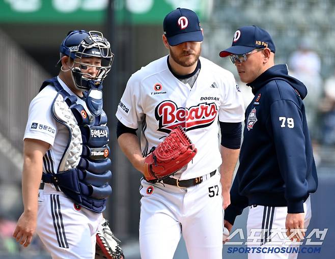 콜어빈의 돌발행동에 놀란 듯한 양의지와 박정배 코치