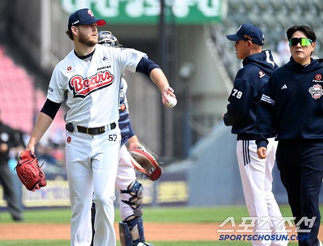 공을 팽개치듯 1루수에게  내던지고