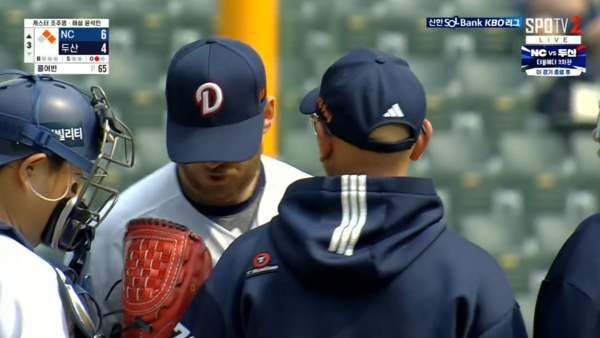 3회초 마운드를 내려오면서 양의지와 박정배 투수코치를 밀치는 콜 어빈. ⓒSPOTV2 중계화면 캡처