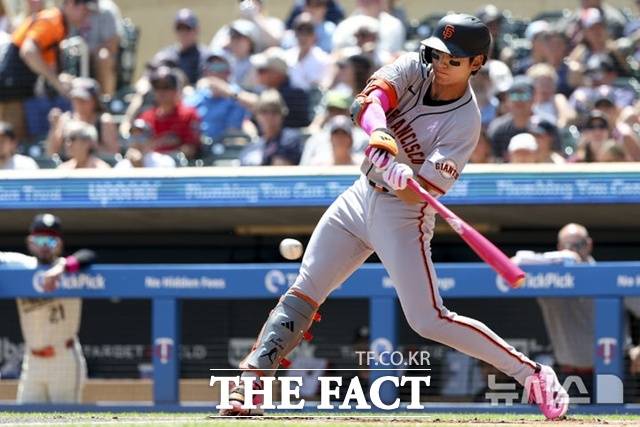 이정후가 12일(한국시간) 미네소타전에서 1회초 좌전 안타를 때려내고 있다. 13타석 만의 안타였다. /미네소타=AP.뉴시스