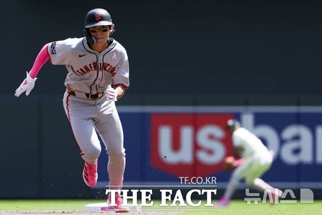 이정후가 12일(한국시간) 미네소타전 1회초 2루에서 3루로 달리고 있다. /미네소타=AP.뉴시스