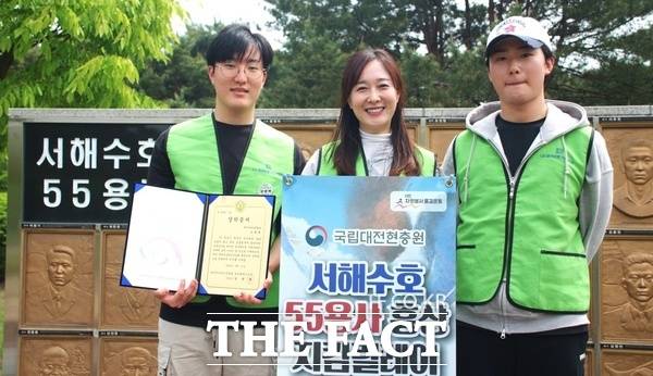 어머니 조선희(사진 가운데) 씨를 따라 봉사를 시작한 '봉사 새내기' 배재대학교 2학년 오병택(사진 왼쪽) 군과 형 오형택(오른쪽) 씨. /선치영 기자