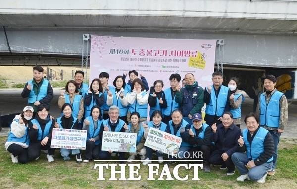 어머니 조선희(앞줄 왼쪽 첫 번째) 씨와 오병택(앞줄 왼쪽 두 번째) 군이 환경보호를 위한 토종물고기 방류 봉사에 함께하고 있다. /선치영 기자