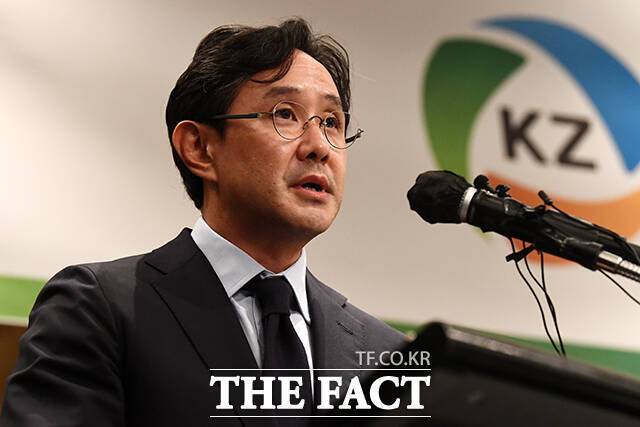 MBK파트너스와 영풍의 특수목적법인 한국기업투자홀딩스는 최윤범 고려아연 회장(사진)과 박기덕 대표이사를 한화 주식을 헐값에 처분해 회사에 손해를 입힌 이유로 주주대표소송을 12일 제기했다. /서예원 기자