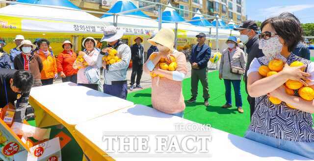 지난해 열린 축제장에 마련된 '참외라운지'에 관관객들이 몰려와 참외의 생산과 유통 과정을 게임으로 체험하고 있다. /성주군