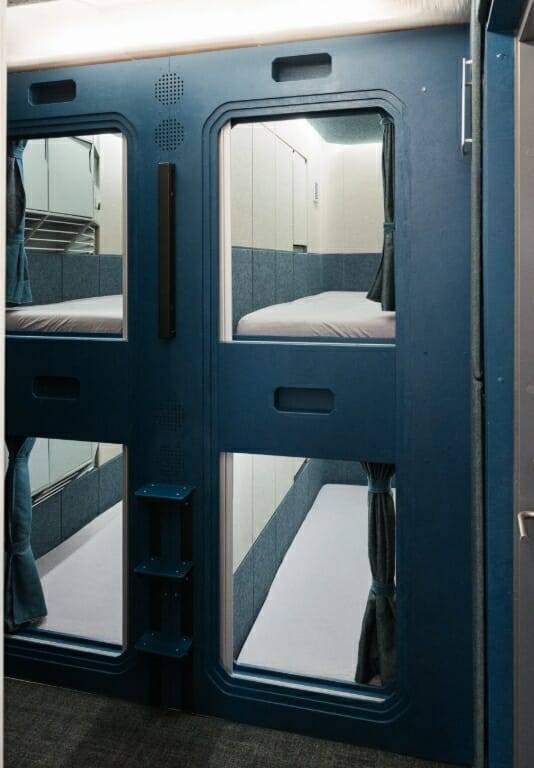 작은 침실 공간에는 침대 4개가 빼곡히 들어가 있다. (사진=SAGA 스페이스 아키텍츠)